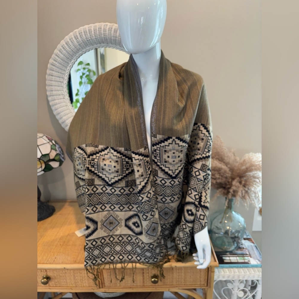 Cherie Bliss Geometric Patterned Fringe shawl Scarf new with tags!